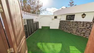 Fotografie z fotogalerie ubytování Bungalow Allende Famara con piscina privada y AC v destinaci Famara
