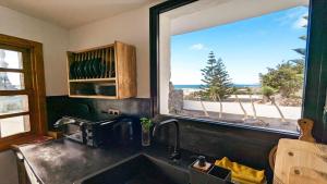 Balkón nebo terasa v ubytování Bungalow Allende Famara con piscina privada y AC