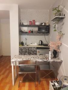 cocina con mesa y fogones horno superior en Monoambiente Completo en Bs As en Buenos Aires