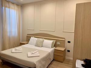 una camera da letto con un letto e due asciugamani di Civico21 a Padova