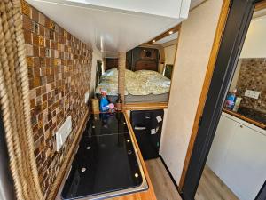 einen Blick ins Innere eines winzigen Hauses mit einem Bett in der Unterkunft Camperlife in Tbilisi City