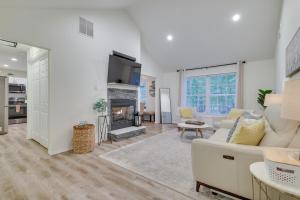 uma sala de estar com um sofá e uma lareira em Chic Penn Estates Home 7 Mi to Camelback Mountain em East Stroudsburg