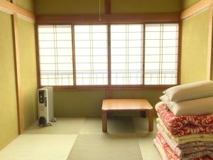 鳴澤市的住宿－Lake Shoji Hutte - Vacation STAY 92452v，客房设有床、桌子和窗户。