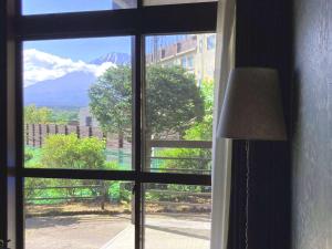 ein Fenster mit Bergblick in der Unterkunft Lake Shoji Hutte - Vacation STAY 92452v in Narusawa