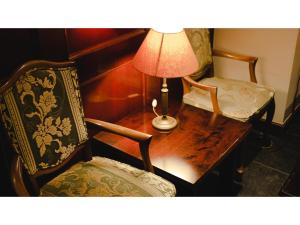 姶良市にあるVAN CORTLANDT HOTEL - Vacation STAY 17475vのランプ付テーブル、椅子2脚、ランプ付テーブル