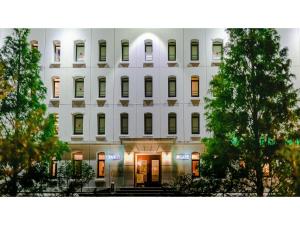 VAN CORTLANDT HOTEL - Vacation STAY 17475v في Aira: مبنى ابيض امامه اشجار