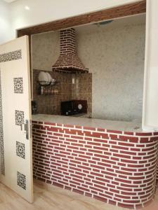 una parete in mattoni con forno in mattoni in una stanza di Appartement aboubakr ahayek a Chefchaouen