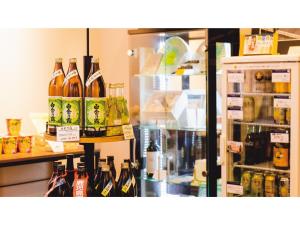 una exhibición de botellas de cerveza en una tienda en AIRAIKU HOTEL Kagoshima - Vacation STAY 17438v, en Aira