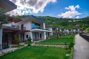 een rij huizen met een heuvel op de achtergrond bij Hayal Vadisi Suite Hotel in Trabzon
