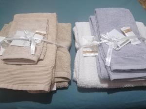 duas pilhas de toalhas estão amarradas com um laço em Melissa lux em Ciampino