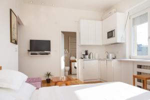A kitchen or kitchenette at Apartment Slavia District