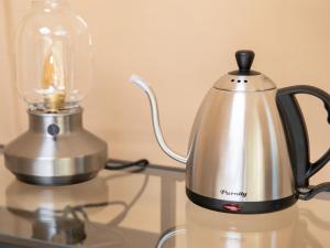 a tea kettle and a blender on a counter at BAMBOO RESORT MIHAMA TSUNAGI - Vacation STAY 43081v in Noma