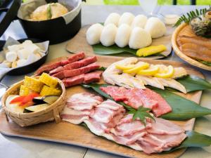 einen Tisch mit verschiedenen Arten von Fleisch und Gemüse in der Unterkunft BAMBOO RESORT MIHAMA TSUNAGI - Vacation STAY 43074v in Noma