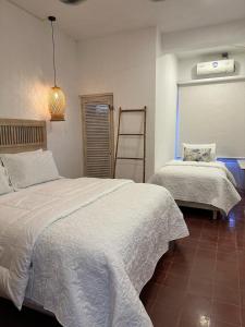 ein Schlafzimmer mit 2 Betten und einer Leiter darin in der Unterkunft Casa Teresa Hotel in Cartagena de Indias