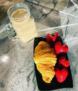 einen Teller mit Lebensmitteln mit Erdbeeren und einem Glas Milch in der Unterkunft Seosko domacinstvo Becirovic - Kukulik lodgings in Bijelo Polje