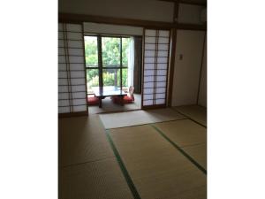 Habitación vacía con puerta y ventana en Masaya Villa - Vacation STAY 23218v en Ito