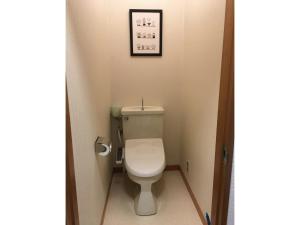 łazienka z toaletą i zdjęciem na ścianie w obiekcie Masaya Villa - Vacation STAY 23218v w mieście Ito