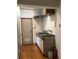 een kleine keuken met een wastafel en een fornuis bij Masaya Villa - Vacation STAY 23218v in Ito