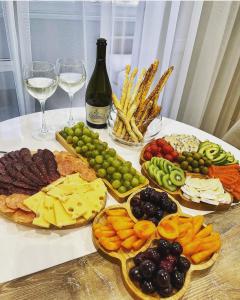 - une table avec des assiettes de nourriture et des verres de vin dans l'établissement Seosko domacinstvo Becirovic - Kukulik lodgings, à Bijelo Polje