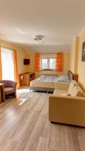 a bedroom with a bed and a couch at Avena in Jastrzębia Góra