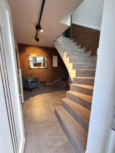 uma escada numa casa com uma sala de estar em Pension Eichsfeld Zimmer 4 Standard em Breitenworbis