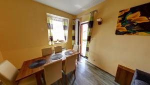 a dining room with a table and chairs at Apartamenty i pokoje z basenem AVENA Jastrzębia Góra in Jastrzębia Góra