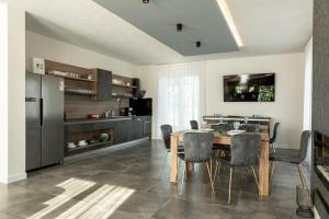 a kitchen and dining room with a table and chairs at Vila Diamond Lux&Spa in Sovata