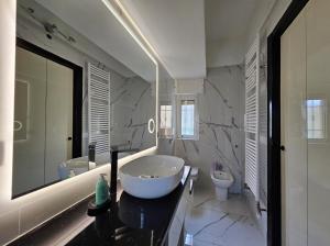 Bathroom sa Spazioso appartamento con terrazzo Navigli , Bocconi IULM NABA