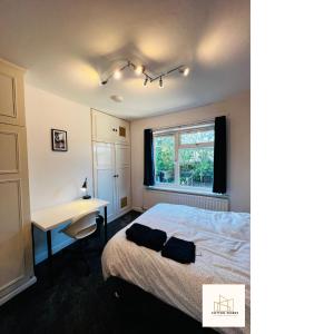 um quarto com uma cama, uma secretária e uma janela em Monthly Offers, 7 Guests, Business, WIFI em Wyken