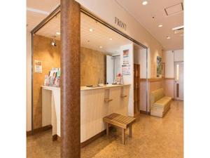 eine Lobby eines Krankenhauses mit einer Bank und einer Theke in der Unterkunft Hotel Axia Inn Kushiro - Vacation STAY 67246v in Irifunechō