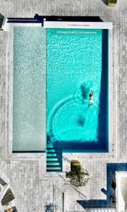 A piscina localizada em The George Hotel Mykonos ou nos arredores