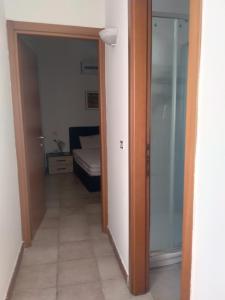 un pasillo con una puerta que da a un dormitorio en Appartamento Indipendente, en Canino