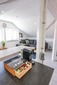 a living room with a table with a toaster on it at Neu I Penthouse-Wohnung 100 qm I Blick auf die Weinreben I Nespresso in Auggen