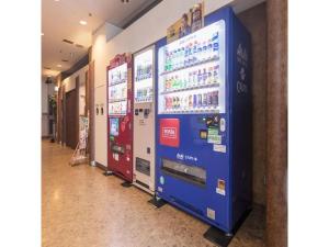 einen Verkaufsautomaten in einem Gebäude mit Verkaufsautomaten in der Unterkunft Hotel Axia Inn Kushiro - Vacation STAY 67211v in Irifunechō