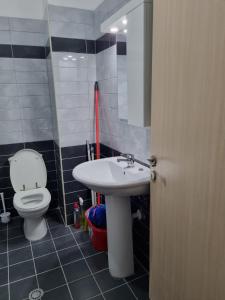 La salle de bains est pourvue d'un lavabo et de toilettes. dans l'établissement Apartamente Kune Shengjin, à Lezhë