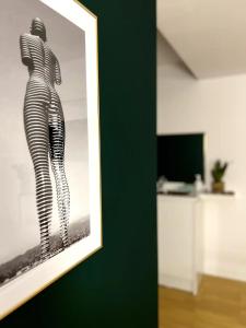 una imagen en blanco y negro de una mujer en una pared en 45th floor of sunrises & sunsets, en Batumi