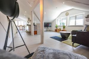 uma vista para uma sala de estar com uma câmara em Neu I Penthouse-Wohnung 100 qm I Blick auf die Weinreben I Nespresso em Auggen