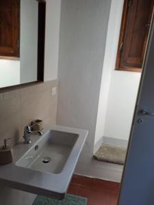 y baño con lavabo y espejo. en Sunshine Suites, en Florencia