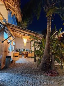 ein Resort mit einer Palme und einem Gebäude in der Unterkunft Residencia El Balatà in Las Terrenas