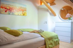 1 dormitorio con 1 cama y una pintura en la pared en Wellness mitten in der Wasserfallstadt Triberg, en Triberg