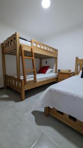 Postel nebo postele na pokoji v ubytování Apto lujo con jacuzzi y parqueadero piso 4 + 6 fotografií