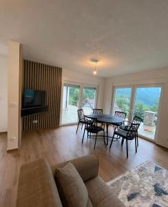 Μια τηλεόραση ή/και κέντρο ψυχαγωγίας στο Villat Twin’s