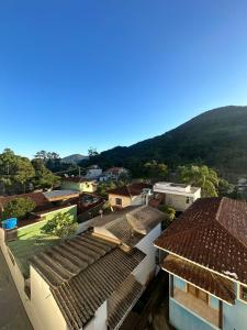 een luchtzicht op een stad met huizen en een berg bij Apto. novo, todo equipado, 330m da praia in Ubatuba