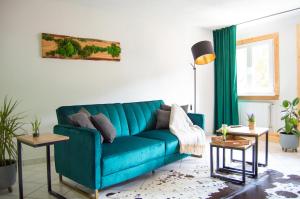 ein blaues Sofa im Wohnzimmer in der Unterkunft Wellness mitten in der Wasserfallstadt Triberg in Triberg