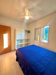 Katil atau katil-katil dalam bilik di Apto. novo, todo equipado, 330m da praia
