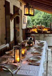 サン・ジュリアン・アン・ボルヌにあるLa Ferme du Miouatの長いテーブル(皿、メガネ付) +48枚の写真