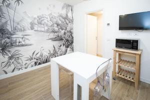 Cette chambre est dotée d'un mur orné d'une fresque murale représentant des plantes. dans l'établissement Palm Apartment, à Milan