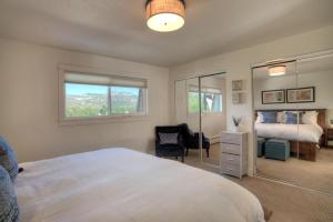 - une chambre avec un grand lit blanc et un miroir dans l'établissement 708 OBrien Dr Unit 1 - 30 Day Executive Rental, à Durango