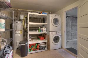 una lavanderia con lavatrice e asciugatrice di 708 OBrien Dr Unit 1 - 30 Day Executive Rental a Durango