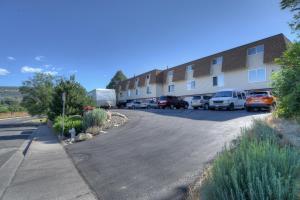 un bâtiment avec des voitures garées dans un parking dans l'établissement 708 OBrien Dr Unit 1 - 30 Day Executive Rental, à Durango